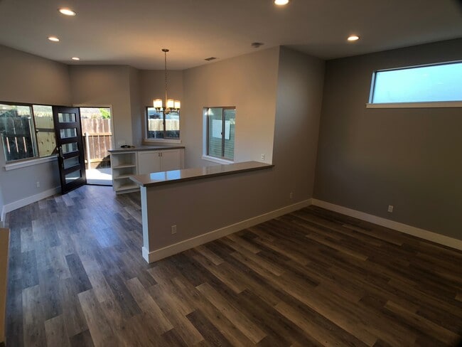 Building Photo - Charming 2-Bedroom Fully Remodeled Home with Giant Yard in the College West Area! |Available Imme...