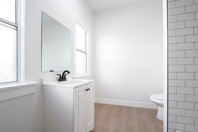 Building Photo - 1918 Grace