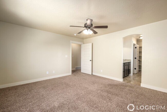 Building Photo - Stunning Single Family Home In Excellent L...