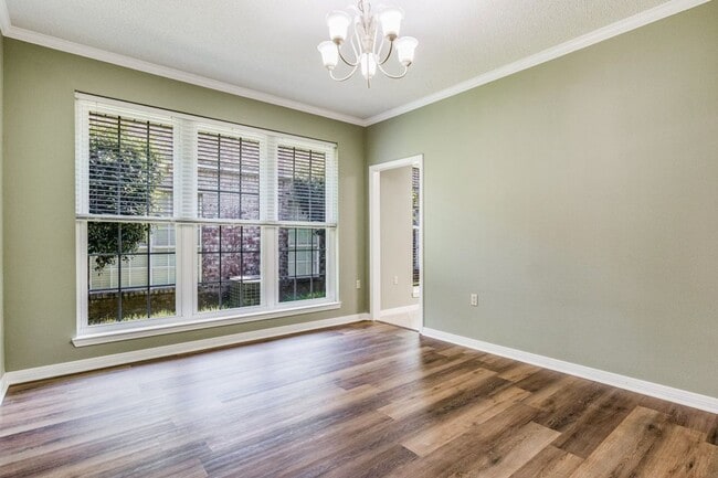 Building Photo - Great Home in the Tiger Point community of Champions Green!