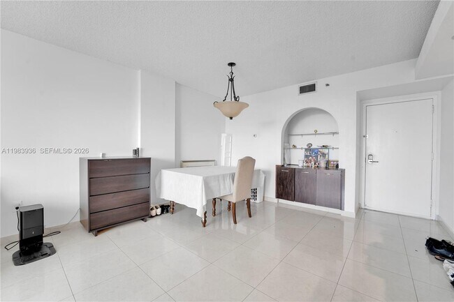 Building Photo - 919 Hillcrest Dr