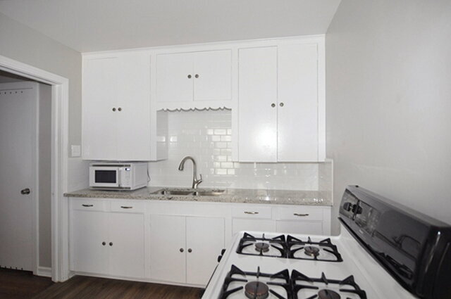 Building Photo - "Adorable One-Bedroom Featuring Hardwood Floors, Vintage Charm & Stylish Updates!"