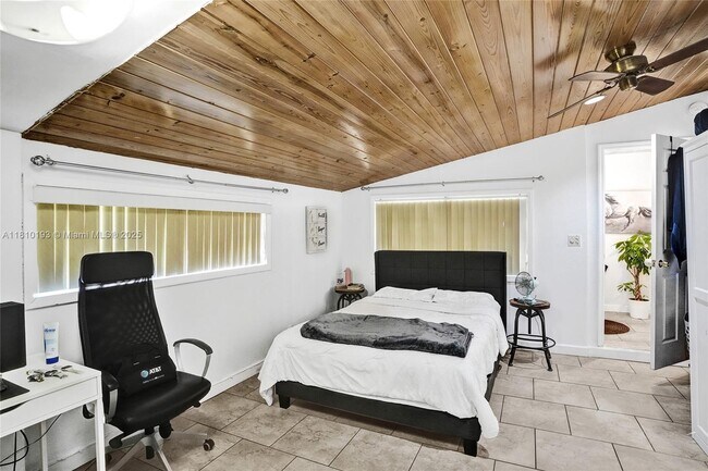 Building Photo - 9910 Bahama Dr