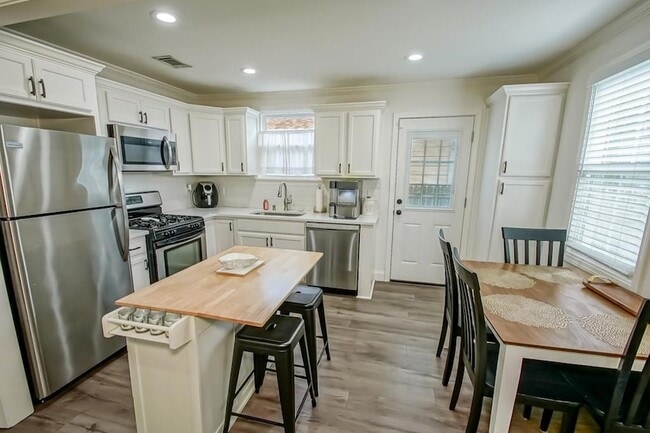 Building Photo - 704 Metairie Lawn Dr