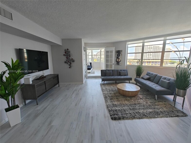 Building Photo - 801 Brickell Bay Dr