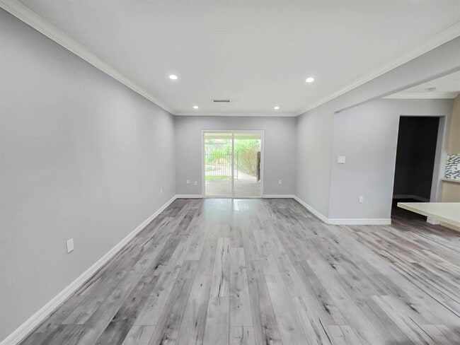 Building Photo - 215 W North Hill Dr