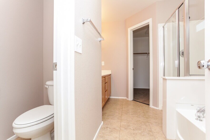 Building Photo - 3342 Villa Fiori Ave