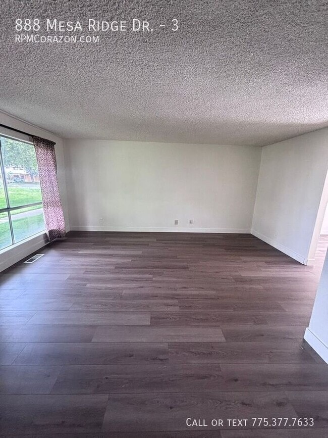 Building Photo - 888 Mesa Ridge Dr