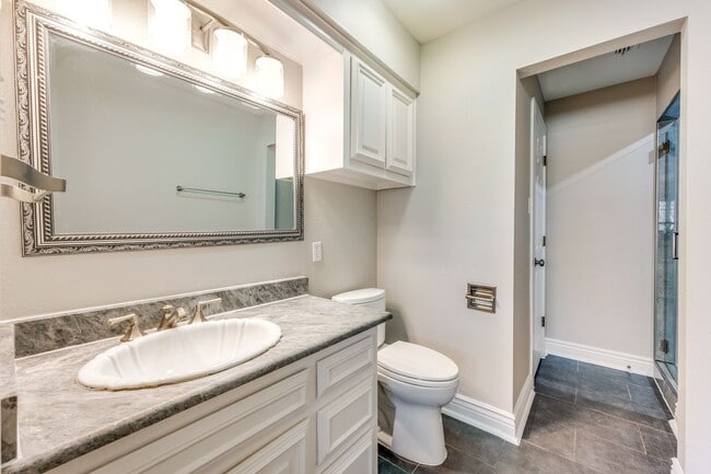 Building Photo - Absolutely Stunning!