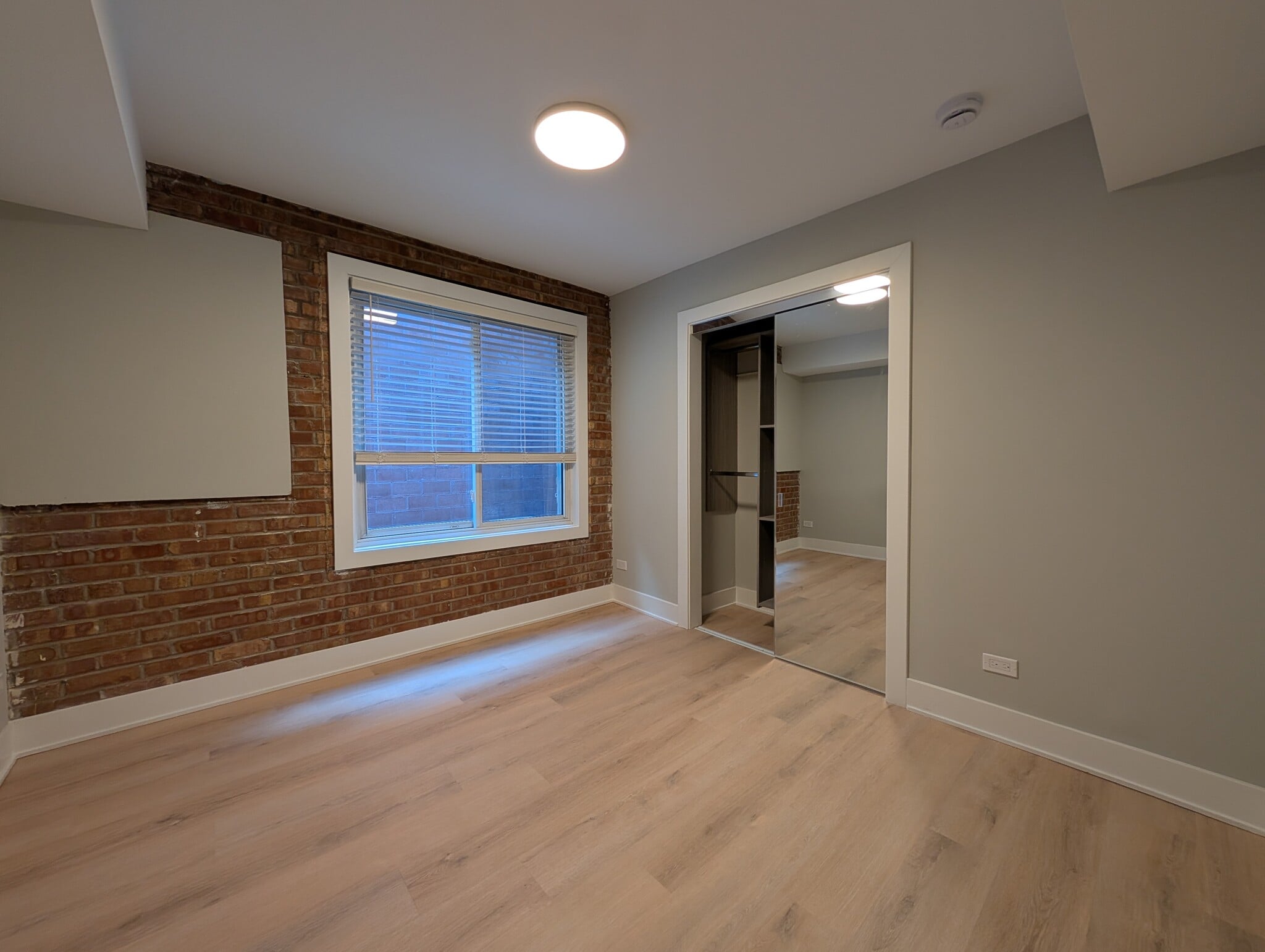 Building Photo - 1214 N La Salle Dr