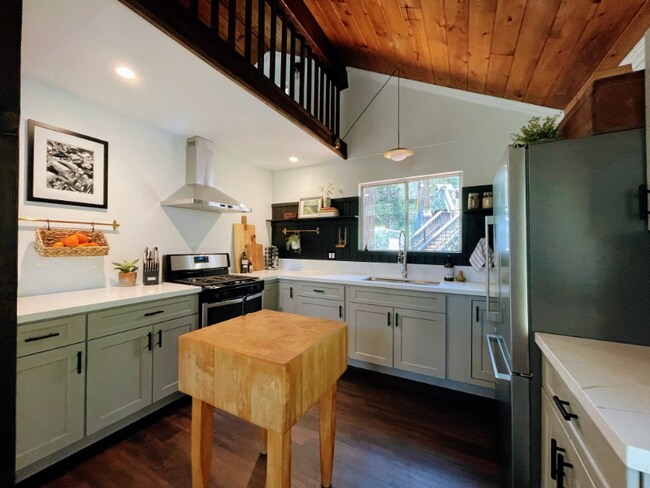 Building Photo - 863 Deer Trail