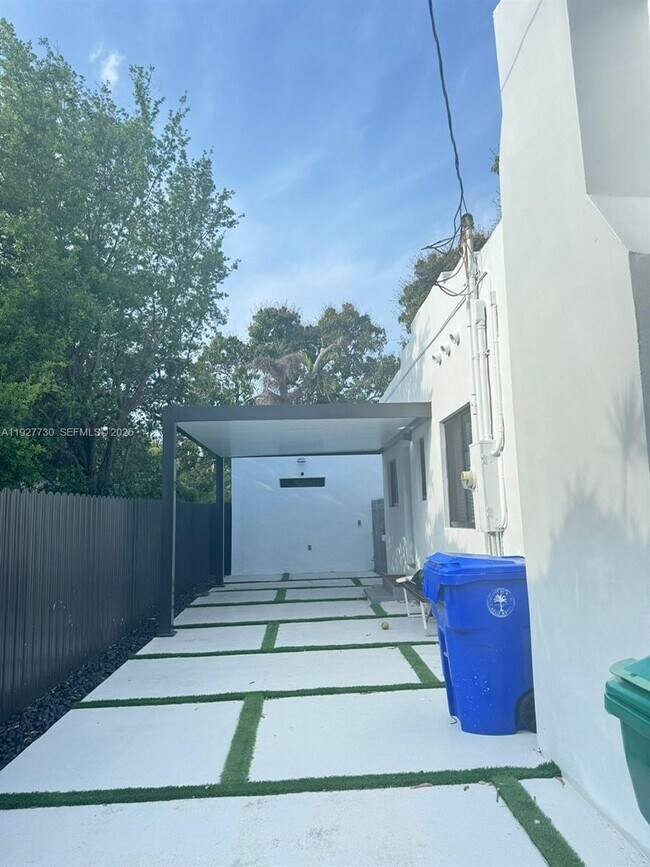 Building Photo - 557 NW 44th St