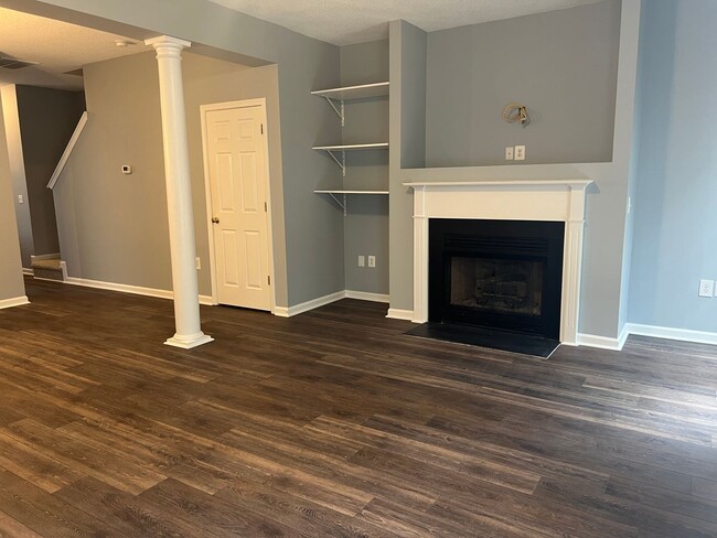 Building Photo - Renovated 3 Bed | 2.5 Bath Townhouse in No...