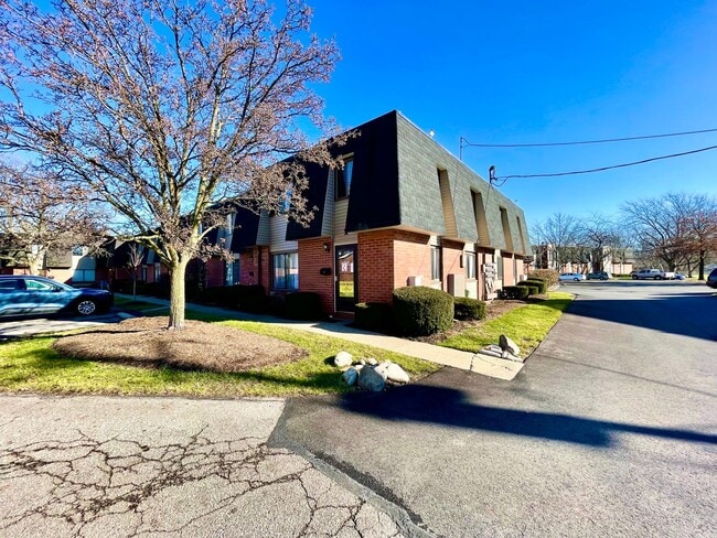 Building Photo - 3 Bed-1.5 Bath Condo In Avon Lake