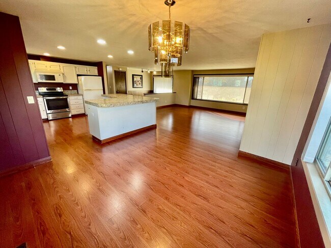 Building Photo - Sprawling 5bd/3bath Split-Level Home | Sto...