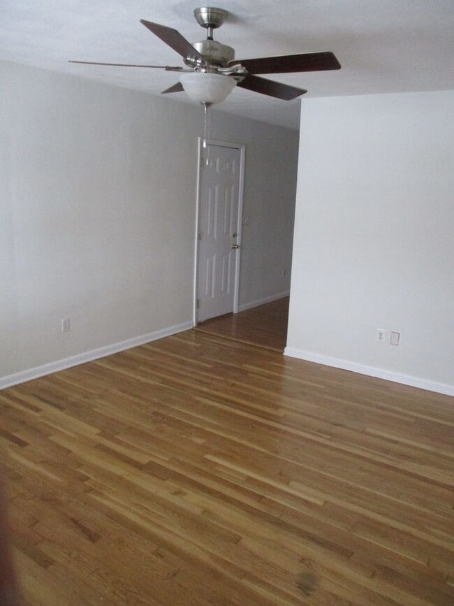 Building Photo - 3 Bedroom/1.5 Bath Brick Ranch In Miamisburg