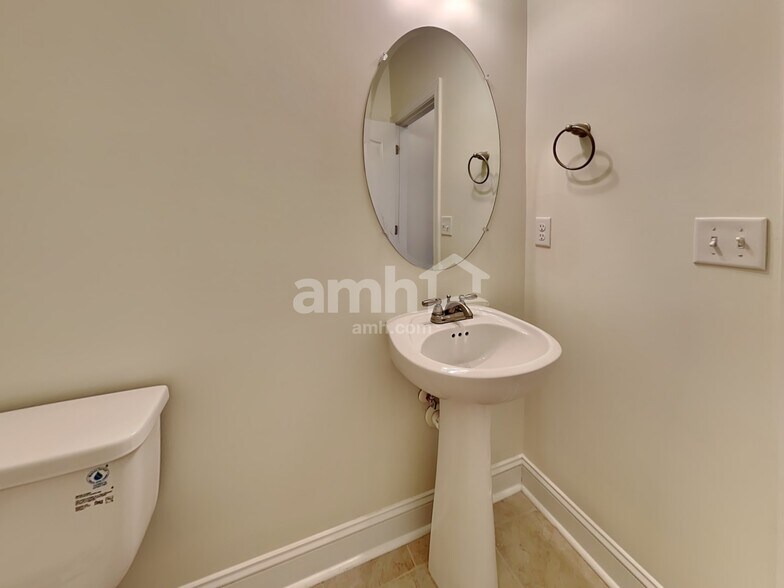 Building Photo - 100 Doral Blue Dr