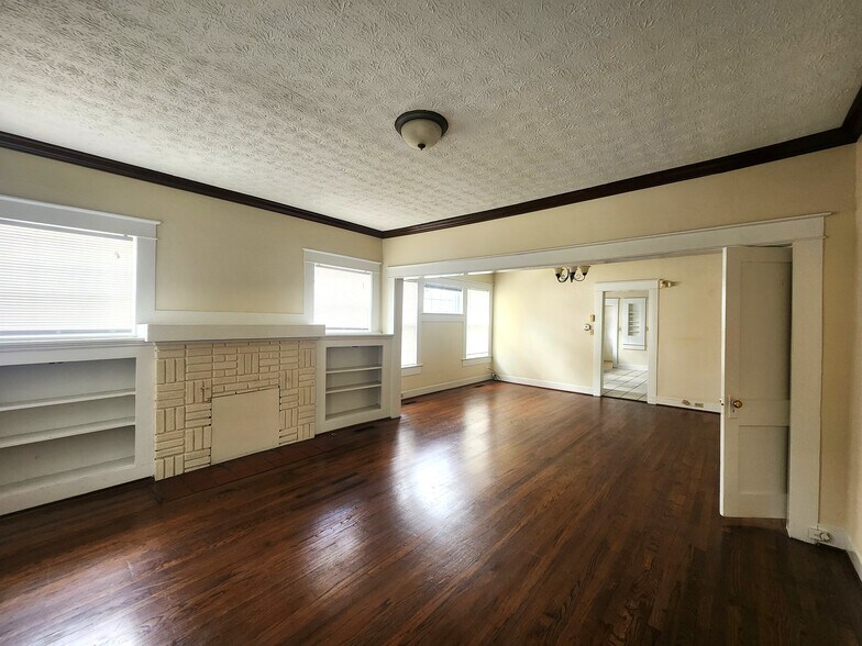 Building Photo - 513 10th Ct S