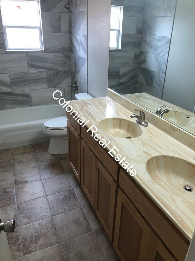 Building Photo - 3 bedroom 1 bathroom nicely updated home i...
