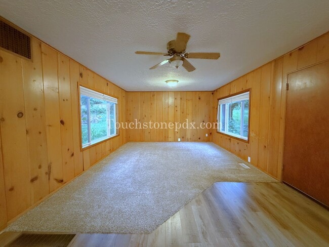 Building Photo - Bright Milwaukie Home with Deck and Large Yard!