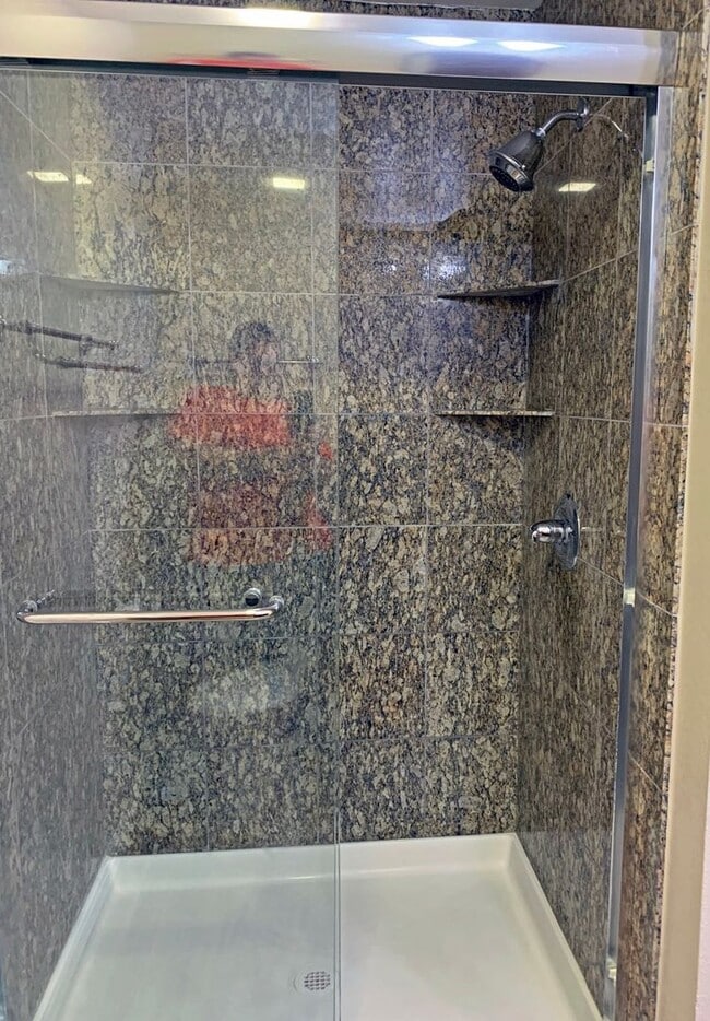 Building Photo - Beautifully Updated 2 Bedroom, 2 Bathroom ...