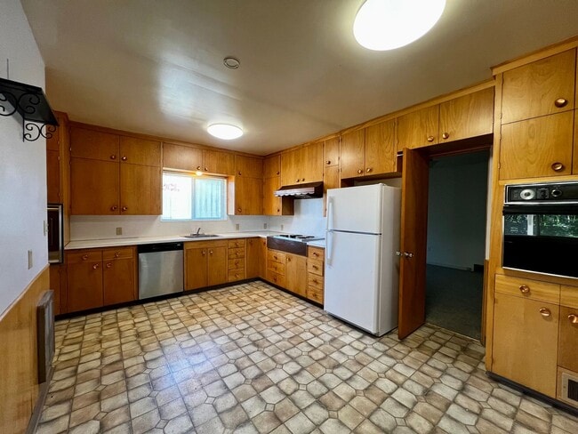 Building Photo - Move in special-$200 off first month's rent!