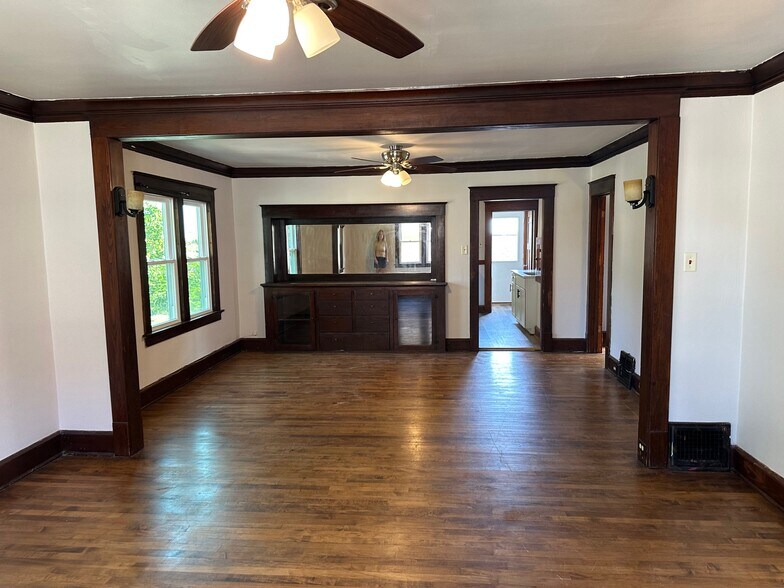 Living and Dining Room - 511 Niagara Ave