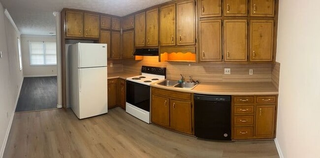 Building Photo - Finally 2 bedroom 1 bath ranch duplex available in Lawrenceville!!!