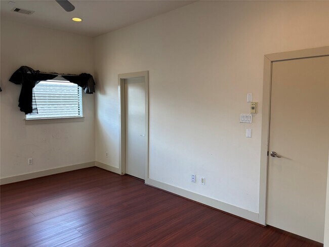 Building Photo - 1510 W 26th St