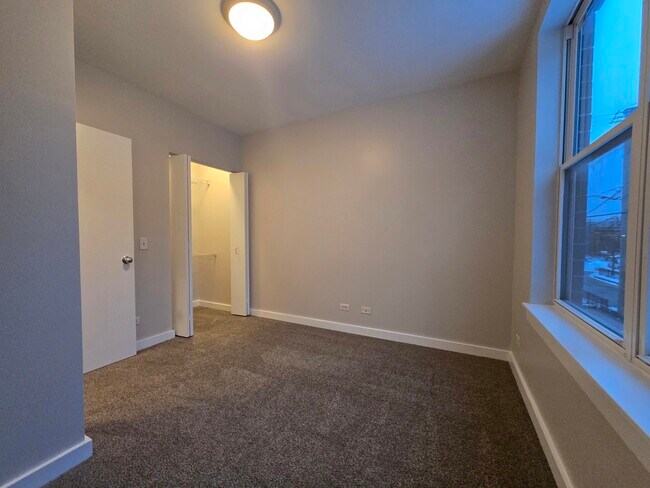 Building Photo - 1752 W Maypole Ave