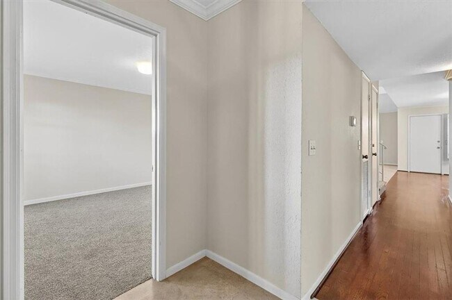 Building Photo - 145 Lake Shore Dr