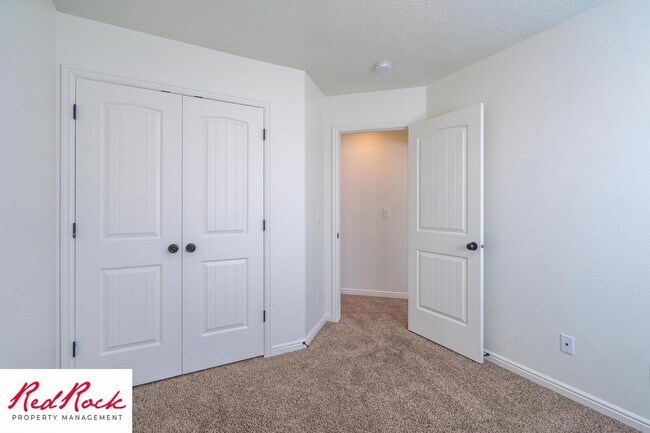 Building Photo - DOG-FRIENDLY 3 Bedroom Townhome with INTERNET INCLUDED!