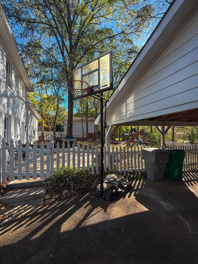 Building Photo - 7601 Bedfordshire Dr