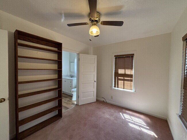 Building Photo - Adorable vintage 2-bed home on a quiet side street close to downtown Placerville!