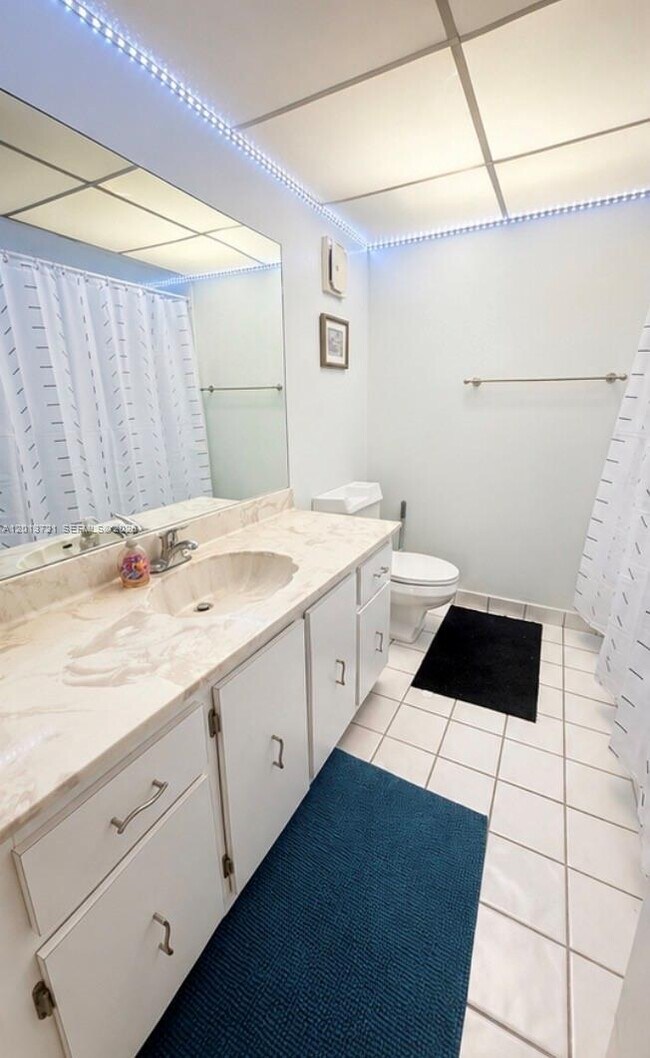 Building Photo - 240 Lakeview Dr