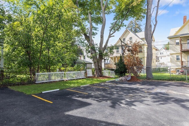 Building Photo - 60 Lithgow St