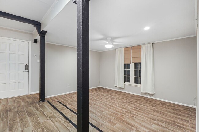 Building Photo - Alamo Heights Condo