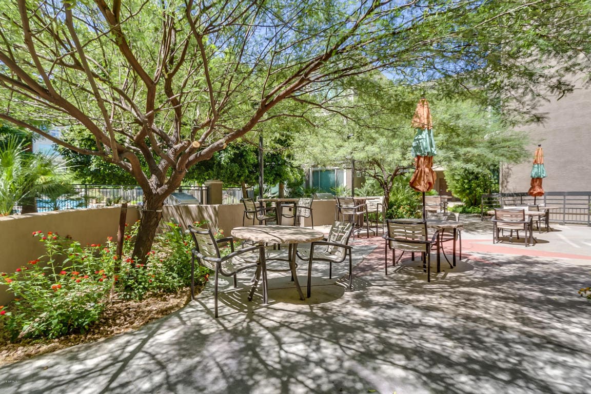 BBQ sitting area in courtyard - 435 W Rio Salado Pky