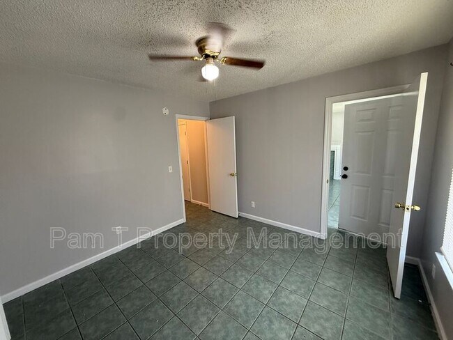 Building Photo - 105 Laurelwood Dr