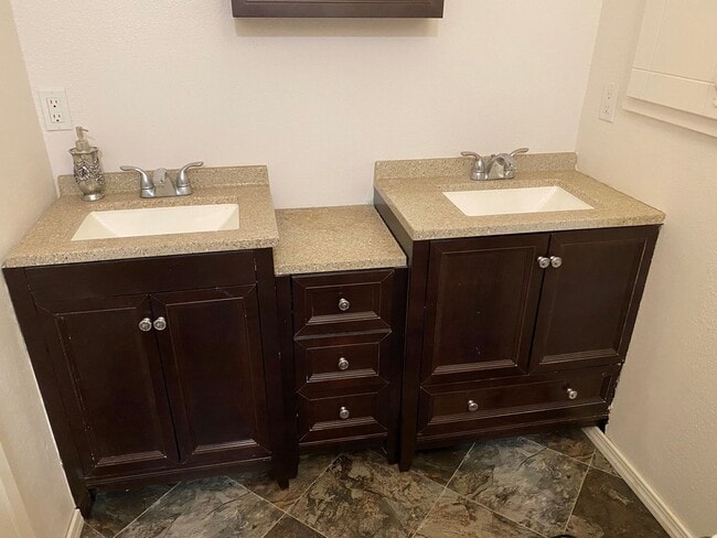 Building Photo - Stanwood Duplex