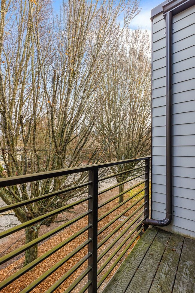 Building Photo - 2 Bedroom PLUS DEN - West Seattle Townhome