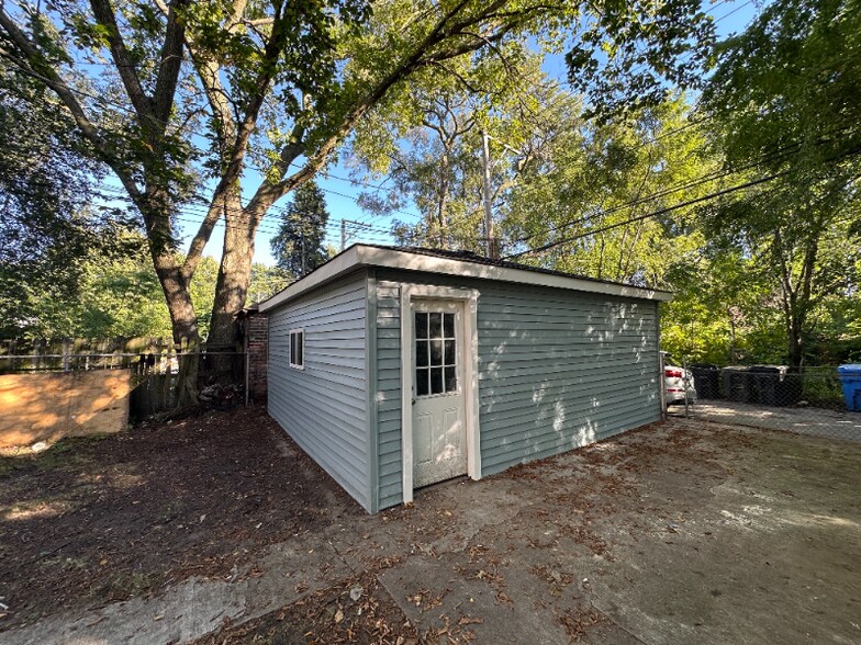 Building Photo - 2707 E 93rd St