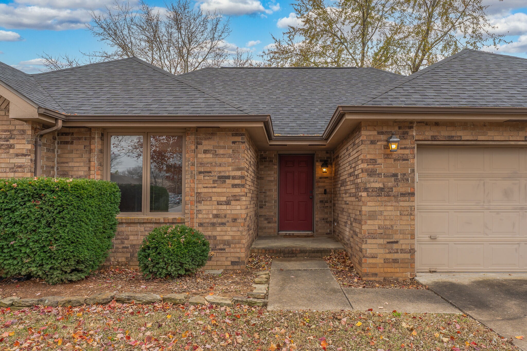 Front - 3668 W El Castile St