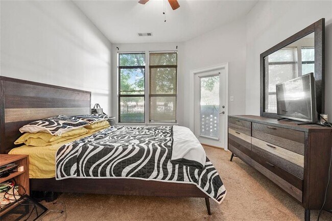 Building Photo - 898 Oak St SW