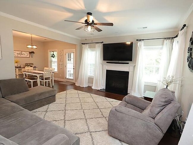 Building Photo - Great home in desirable neighborhood! Washer/Dryer Included!