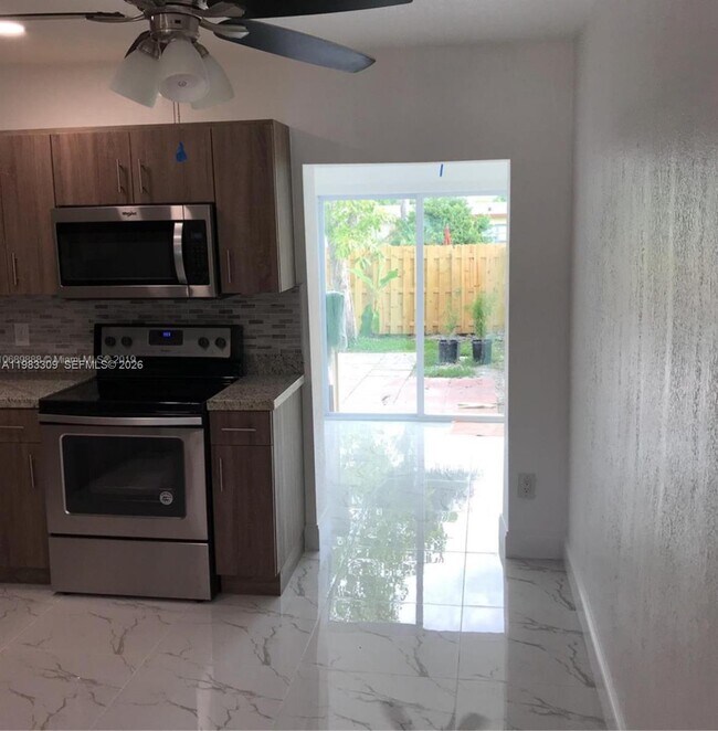 Building Photo - 6710 SW 18th Ct