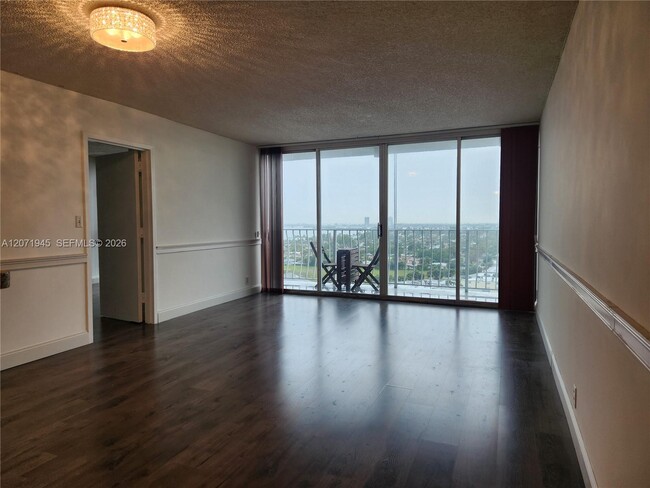 Building Photo - 7601 E Treasure Dr