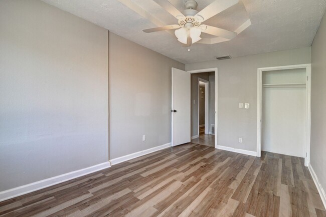 Building Photo - 5 Bed/3 Bath With Pool Backing the 60