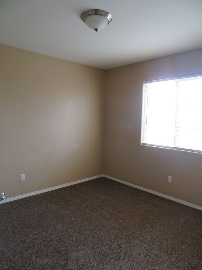 Building Photo - Clean 3 Bedroom, 2.5 Bath Home for Rent