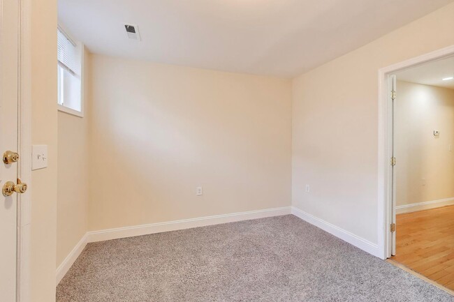 Building Photo - LEASE SPECIAL - $1,925 for a 24 month lease. 12 Month lease offered at $1,995 - Spacious 2 Bed En...